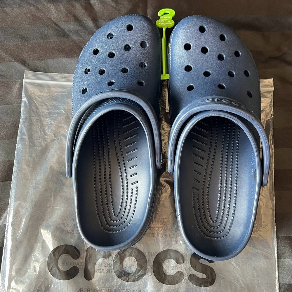 Crocs men’s 10 women’s 12
